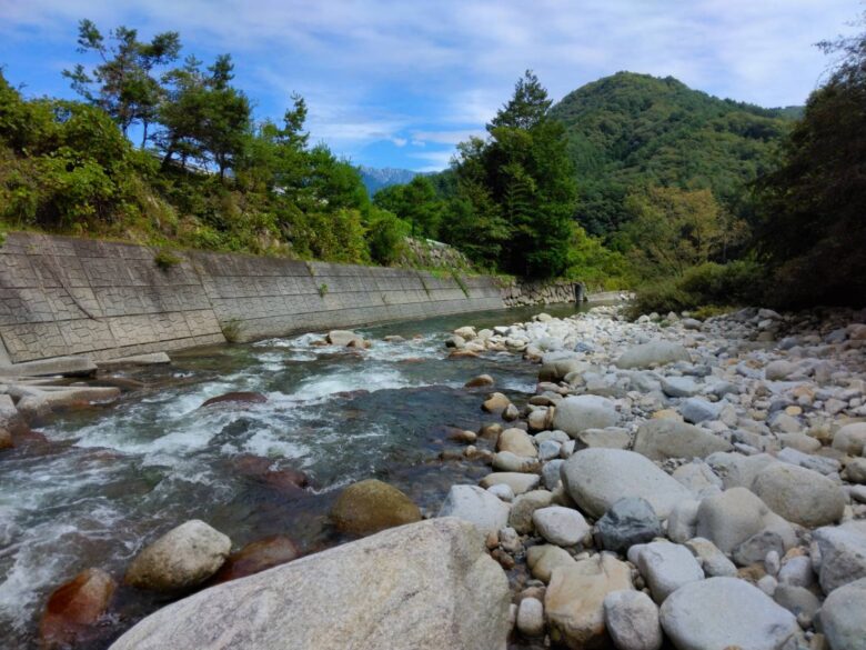 10月に入ったけれど…… まだ渓流釣りができる自然河川」 秋の気配